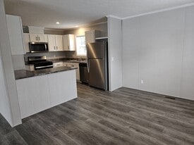 9614 Seaway Dr in Algonac, MI - Building Photo