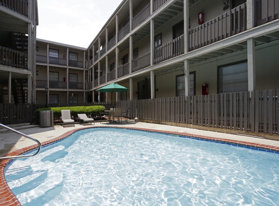 Covington Square Apartments in Metairie, LA - Foto de edificio