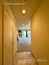 1745 NW Lakeway Ln in Beaverton, OR - Building Photo - Building Photo