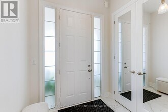 89 Maple Fields Cir in Aurora, ON - Building Photo - Building Photo