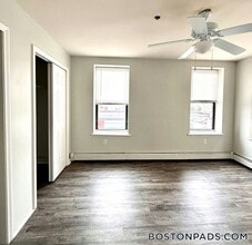 8 Portland St, Unit 408 in Worcester, MA - Foto de edificio - Building Photo