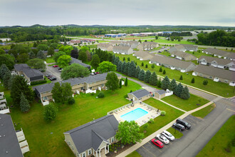 Collett Woods Townhouses in Farmington, NY - Foto de edificio - Building Photo