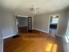 144 W Parkwood Dr in Dayton, OH - Building Photo - Building Photo