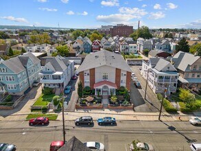 34 E 32nd St in Bayonne, NJ - Foto de edificio - Building Photo