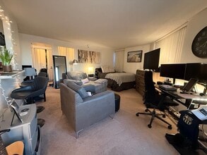 3660 N Lake Shore Dr, Unit 1312 in Chicago, IL - Building Photo - Building Photo
