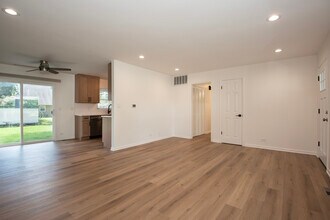1021 Lonsdale Rd in Elk Grove Village, IL - Building Photo - Building Photo
