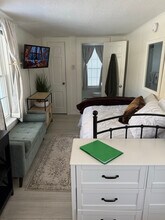 125 Shore St, Unit F in Falmouth, MA - Foto de edificio - Building Photo