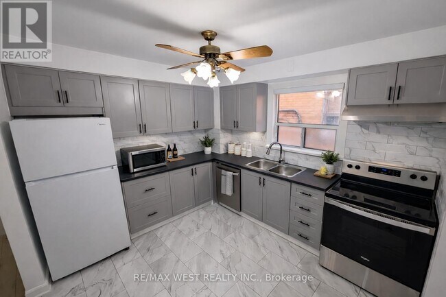 106 Kirknewton Rd in Toronto, ON - Building Photo - Building Photo