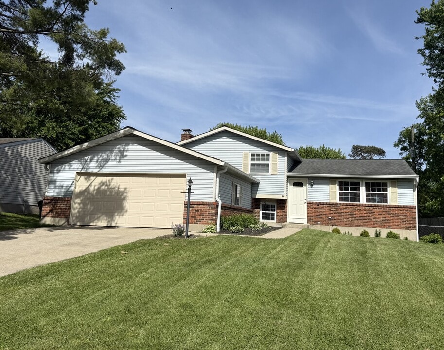 833 James Dr in Mason, OH - Building Photo