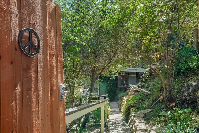 20965 Canyon Trail in Topanga, CA - Building Photo - Building Photo
