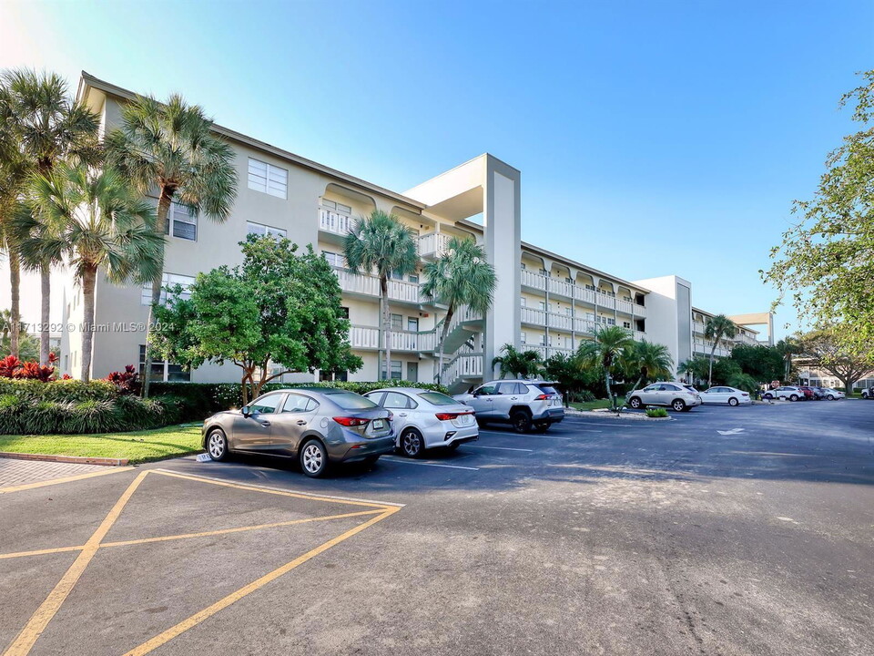 2801 Victoria Way in Coconut Creek, FL - Building Photo