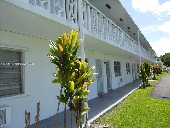 100 NW 204th St in North Miami Beach, FL - Building Photo - Building Photo