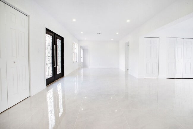 17600 NE 2nd Ct in North Miami Beach, FL - Building Photo - Building Photo