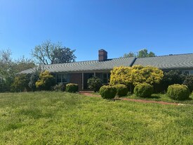 230 S Airport Rd in Farmville, VA - Building Photo