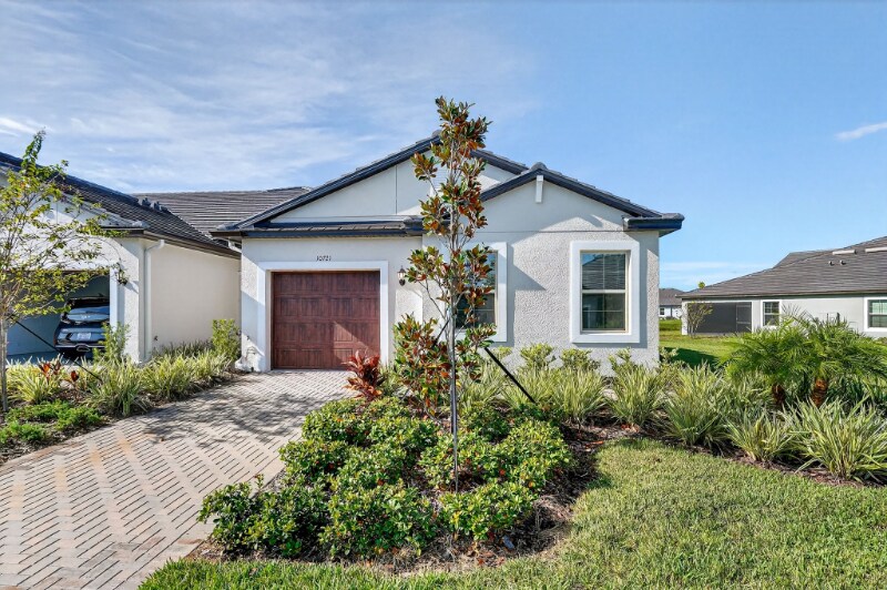 10721 Gable Dig Lp in San Antonio, FL - Building Photo