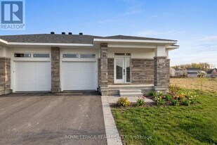 1140 Moore St in Brockville, ON - Building Photo