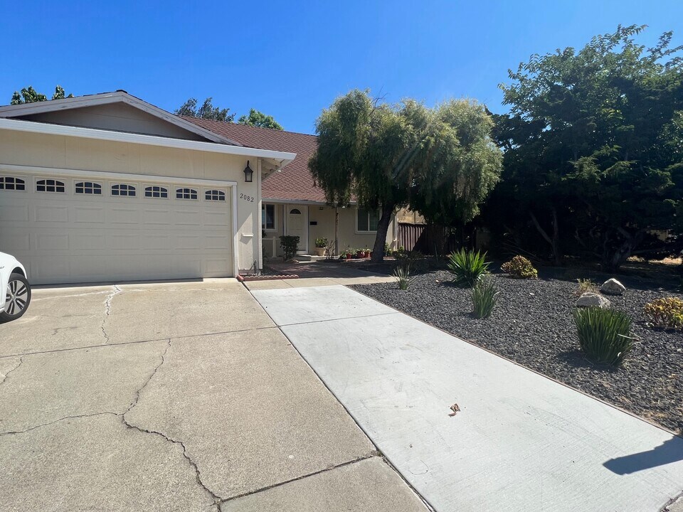 2082 Treewood Ln in San Jose, CA - Building Photo