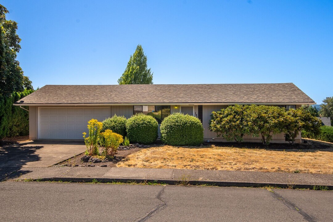 181 NE Fern Ct in Dallas, OR - Building Photo