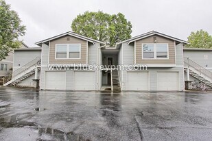 15074 NW Central Dr in Portland, OR - Building Photo