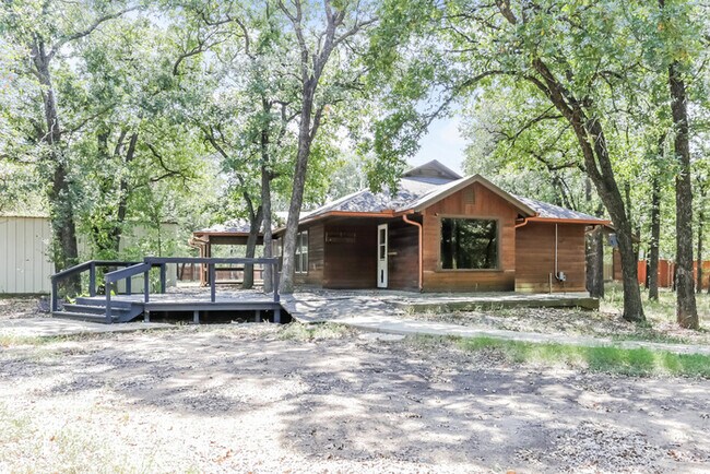 1801 Whispering Oaks St in Burleson, TX - Foto de edificio - Building Photo