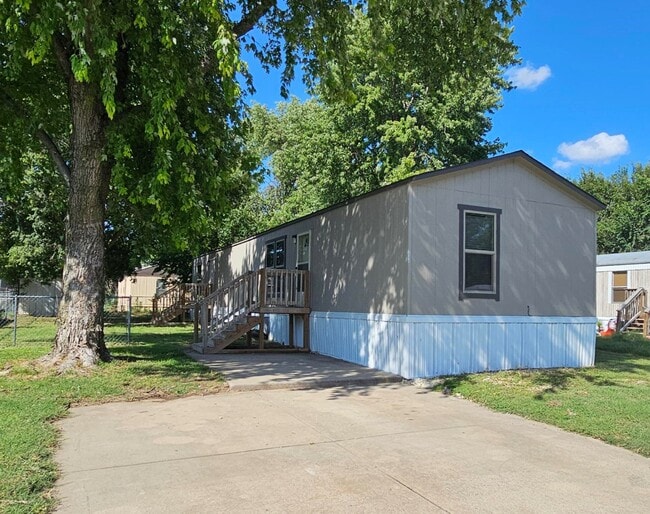 2124 E Maywood St in Wichita, KS - Building Photo - Building Photo