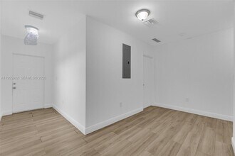 2176 NW 64th St in Miami, FL - Foto de edificio - Building Photo