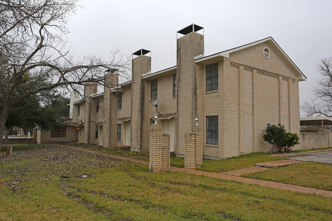 City Lake Townhomes in Taylor, TX - Building Photo