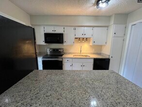6905 Cleaton Rd in Columbia, SC - Foto de edificio - Building Photo