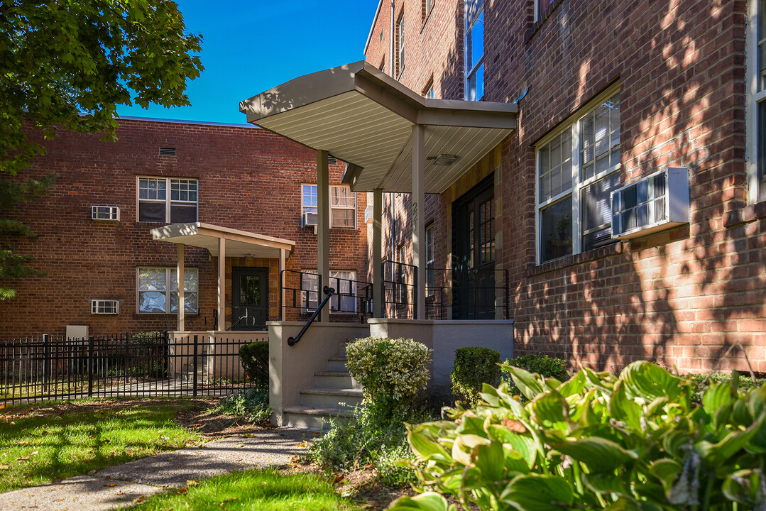 Mayfair Apartments in Pearl River, NY - Foto de edificio