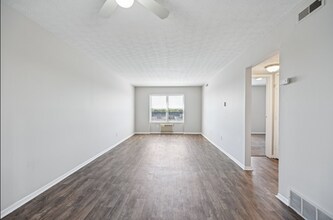 Tamarack Arms Apartments in Columbus, OH - Building Photo - Building Photo