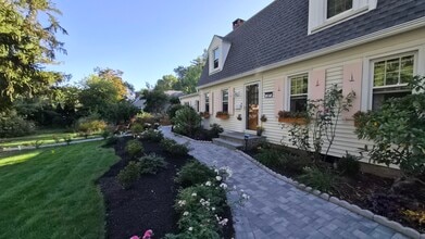 557 Park Rd in West Hartford, CT - Building Photo - Building Photo