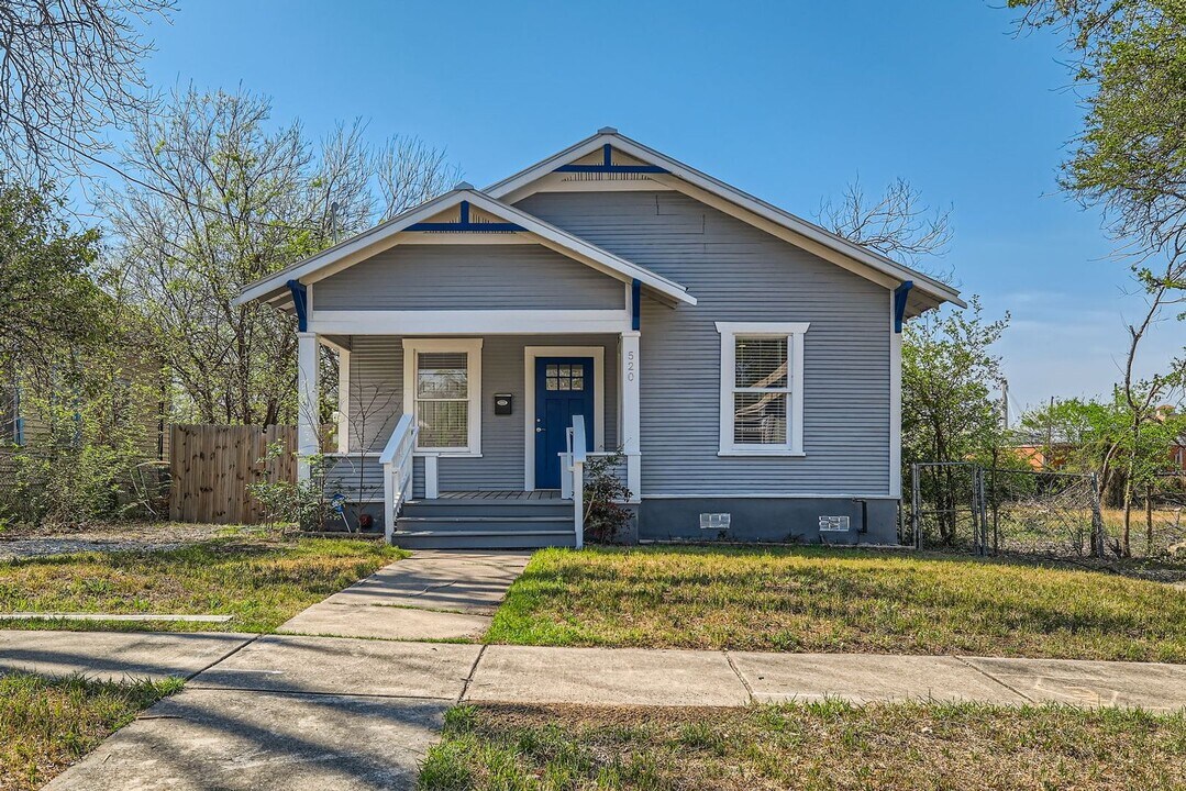 520 Dawson St in San Antonio, TX - Building Photo