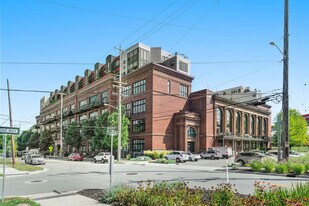 600 Broadway Ave NW in Grand Rapids, MI - Building Photo