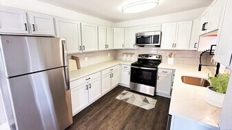 Westbury Village Townhomes in Auburn Hills, MI - Building Photo