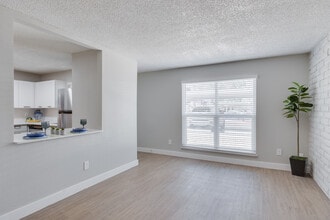 The Gaucho on Glendale Apartments in Phoenix, AZ - Building Photo - Interior Photo