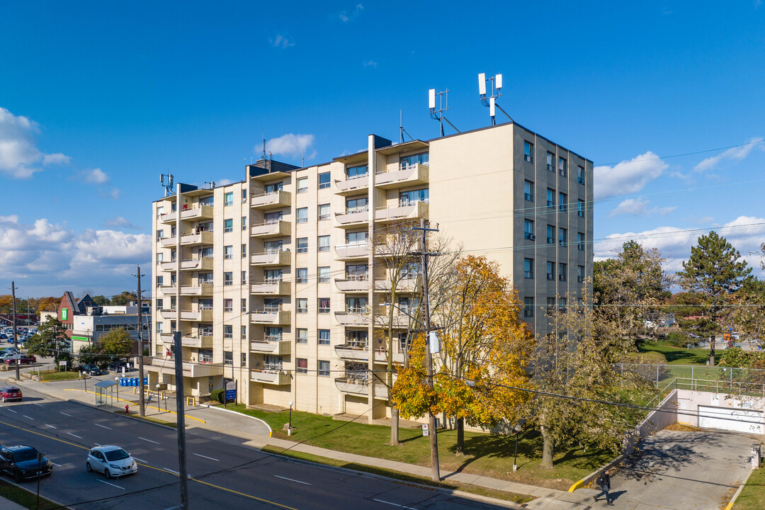 Wilshire West in Hamilton, ON - Building Photo