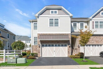 26 Malcolm Way in Lincroft, NJ - Building Photo - Building Photo