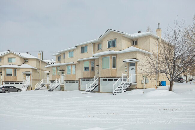 57 Country Hills Gdns NW in Calgary, AB - Building Photo - Building Photo