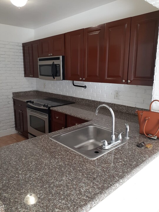 2735 W 66th St, Unit #12-23 in Hialeah, FL - Foto de edificio
