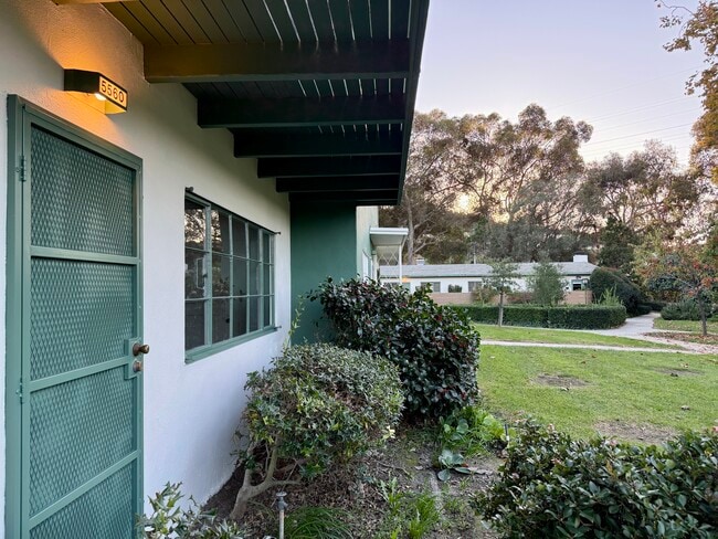 5560 Village Grn, Unit 5560 Village Grn in Los Angeles, CA - Foto de edificio - Building Photo