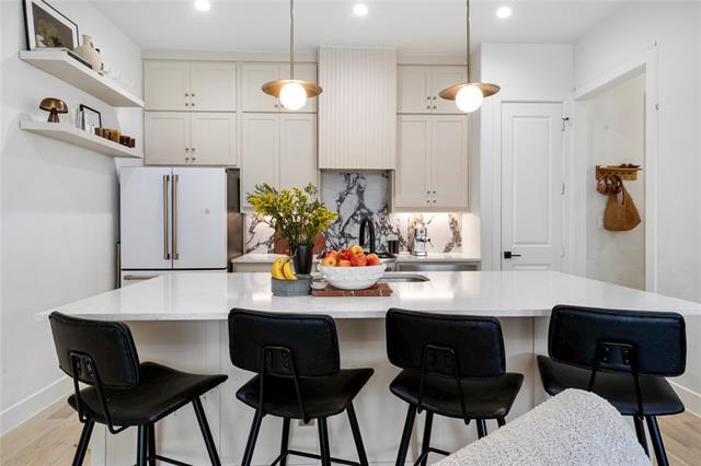 property at 130 Gdn Ct W