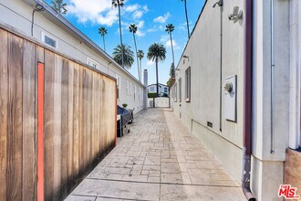 326 N Doheny Dr in Beverly Hills, CA - Building Photo - Building Photo