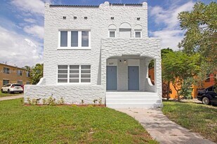 327 SW 20th St in Fort Lauderdale, FL - Building Photo