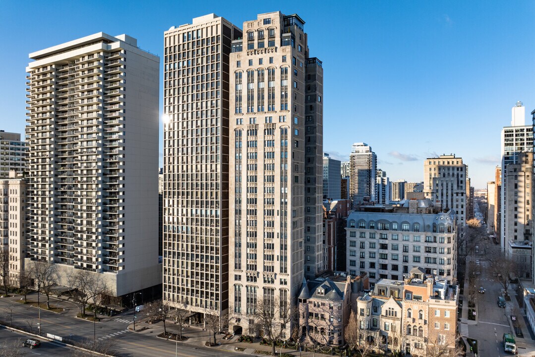 1242 N Lake Shore Dr in Chicago, IL - Building Photo