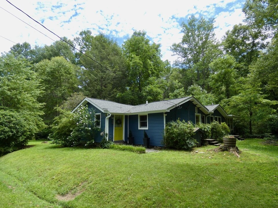 15 Chestnut Creek Rd in Candler, NC - Building Photo
