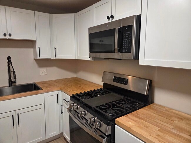 136 Mammoth Rd in Hooksett, NH - Building Photo - Building Photo