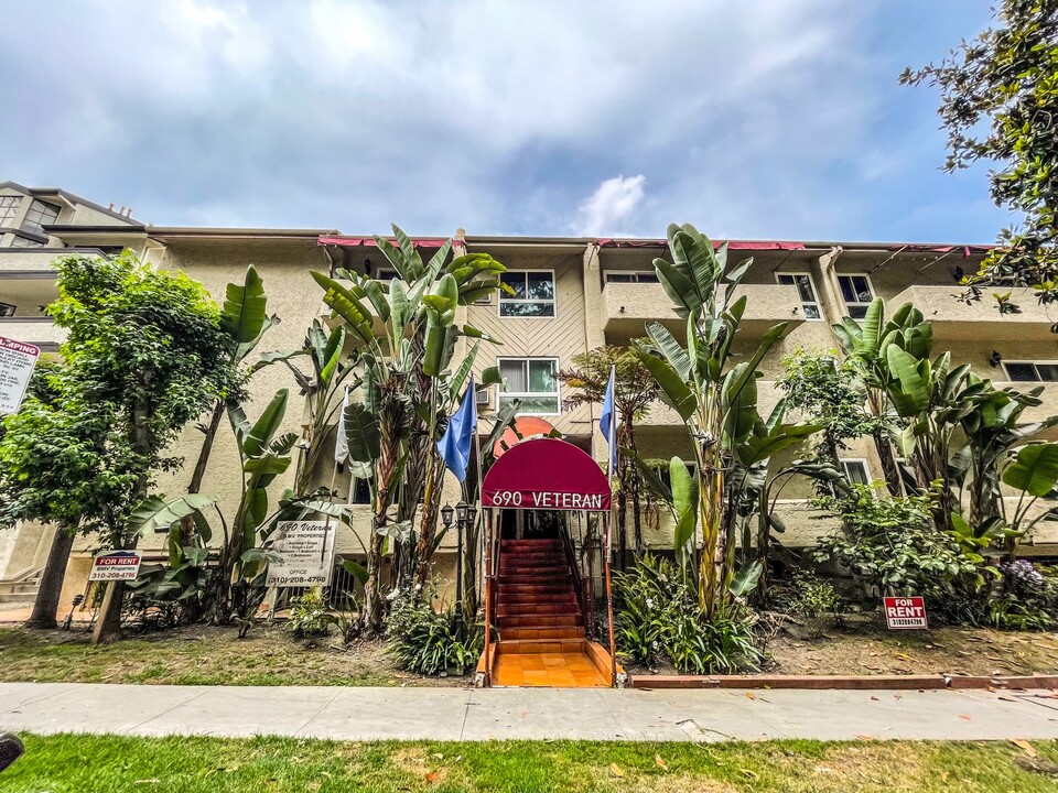 690 Veteran Ave in Los Angeles, CA - Foto de edificio