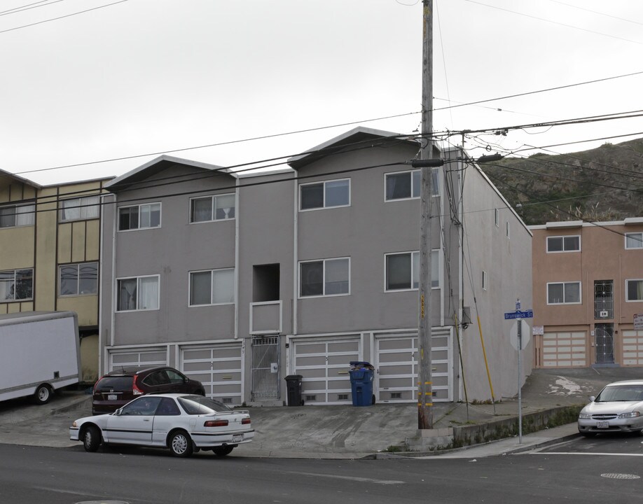 1349 Brunswick St in Daly City, CA - Foto de edificio