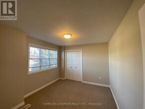 573 Chablis Dr in Waterloo, ON - Building Photo - Building Photo