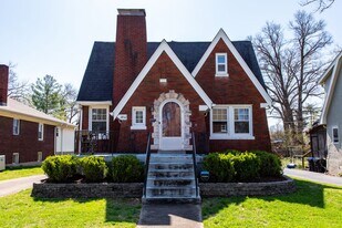 1852 Princeton Dr in Louisville, KY - Building Photo